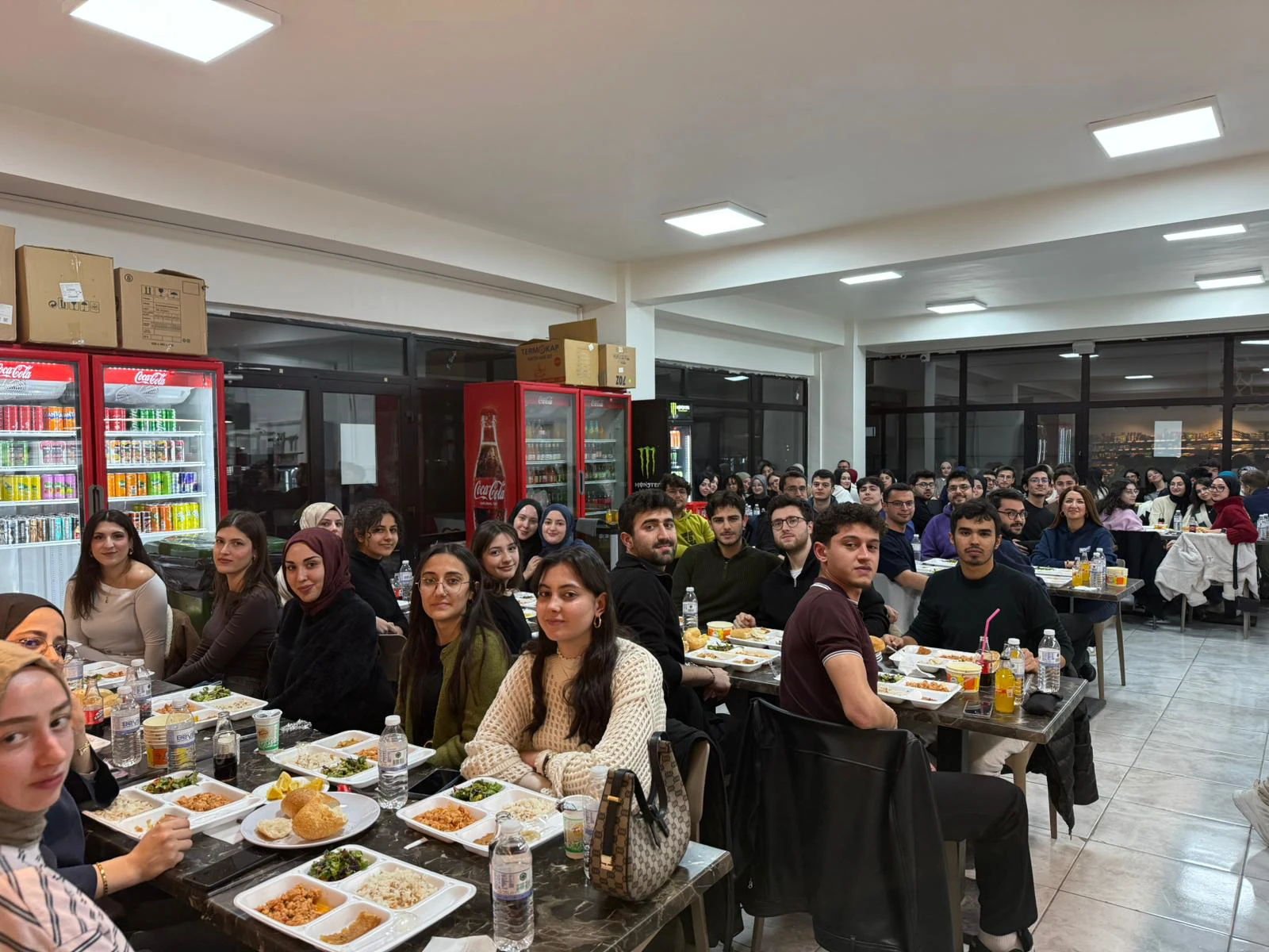 Fakülte kantinimizde Öğretim üyelerimizin katkılarıyla düzenlenen Öğrenci iftarımızdan görüntüler.